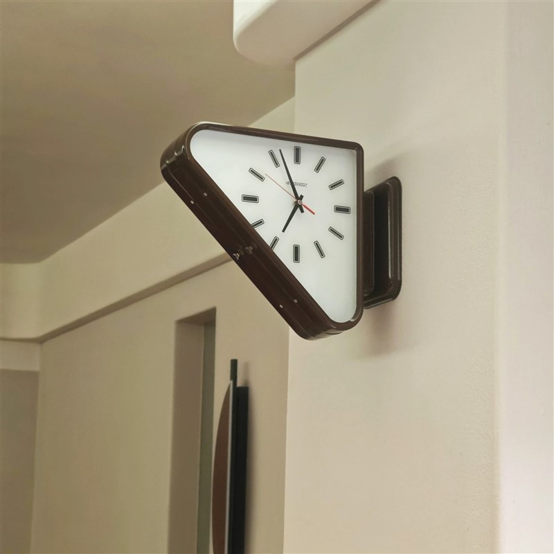 dulton金属双面挂钟 挂墙三角形挂表  咖啡厅设计感复古静音钟表