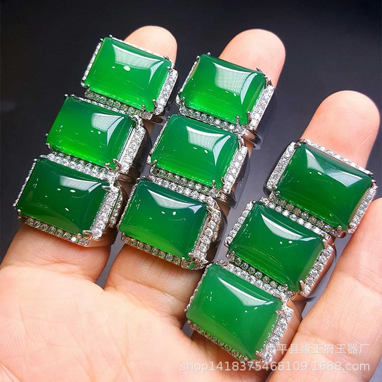 镶嵌冰种满阳绿祖母绿玉髓活口玉戒指款玉器工艺品