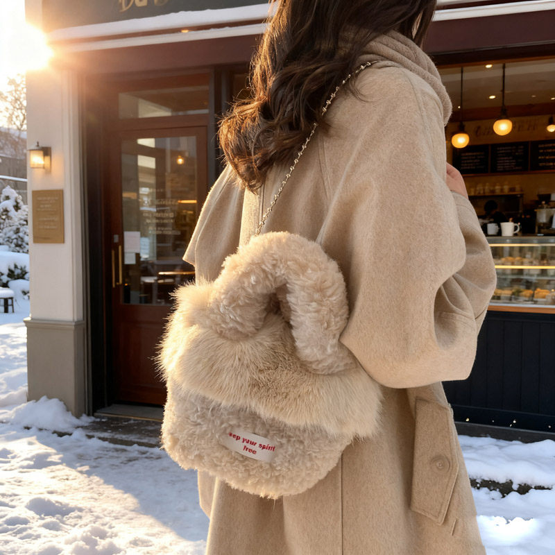 毛绒水桶包女2025新款链条手提包