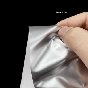 太空银色亮皮羽绒服棉服布料 -金属光泽感银灰色背景布设计师面料