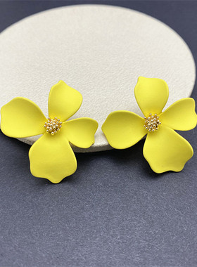 高级感耳环2021新款韩国夏日夸张磨砂花朵M耳钉度假风黄色气质耳