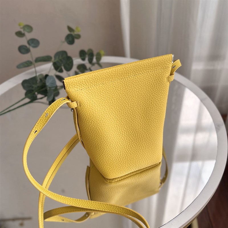 软牛皮手机包女包2025新款洋气潮流糖果色迷你水桶包真皮斜挎小包