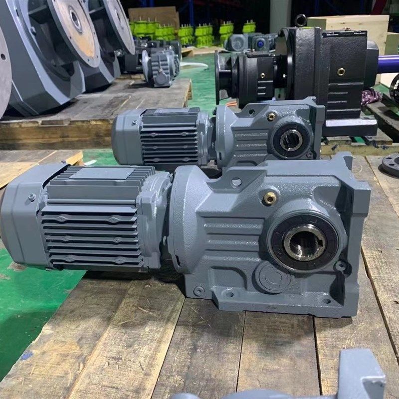 齿轮箱SPV77-1:1十字换向器SPL96-1/2转向器SPL112-1:3减速机厂家