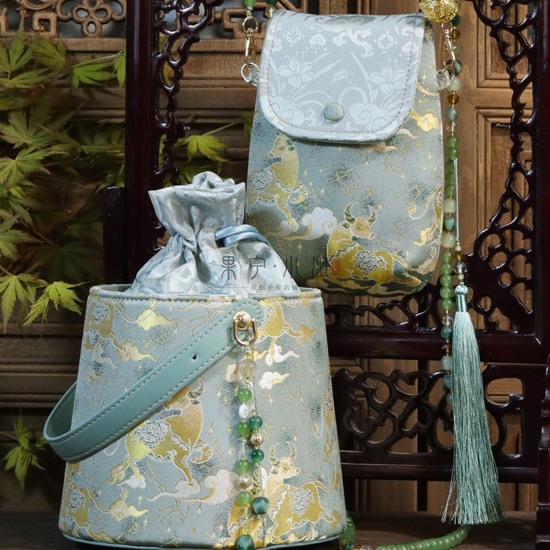 钱小萍宋锦真丝【十二星座金牛座】织金宋锦手提水桶包手机包