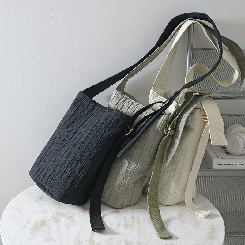 日系文艺小清新褶皱涤纶布水桶包宽肩带简约休闲通勤单肩斜挎包女