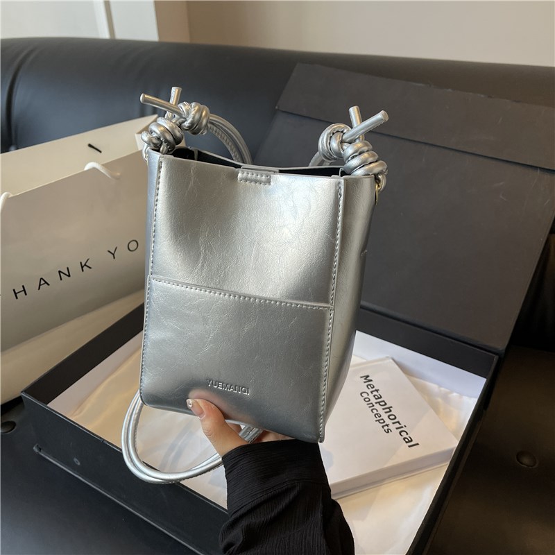 轻奢小众包包女式2025新款流行爆款水桶小包高级感百搭单肩斜挎包