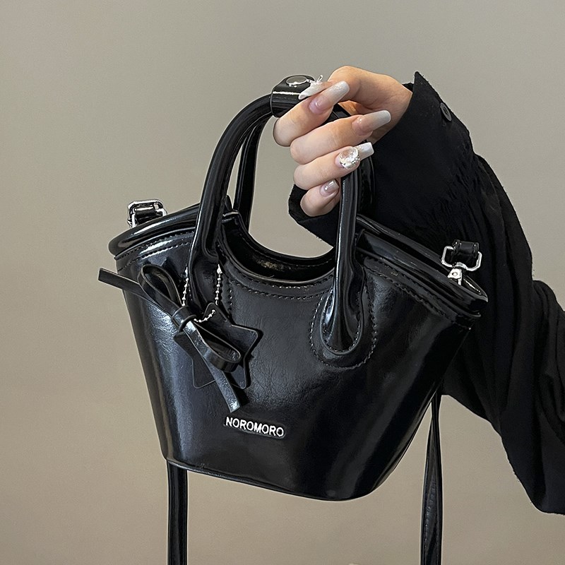 高级质感黑色小包包女2025新款流行百搭斜挎包时尚超火手提水桶包