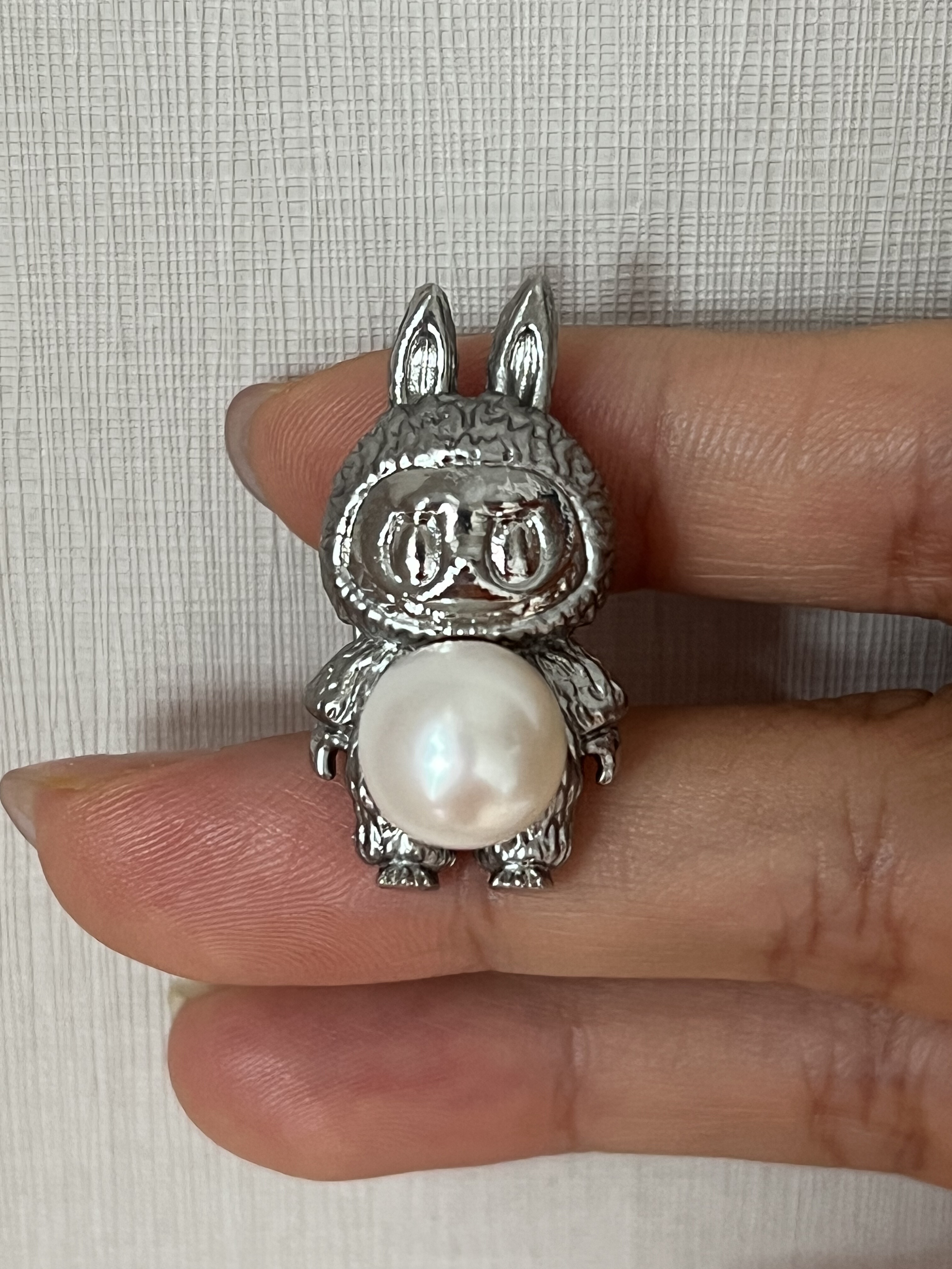 天然极光淡水无核珍珠胸针labubu领针可爱独特高品质珍珠饰品