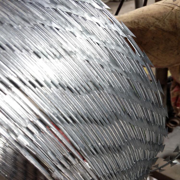 军事基地隔离围栏 刀片刺绳滚笼隔离栅 监狱刺绳