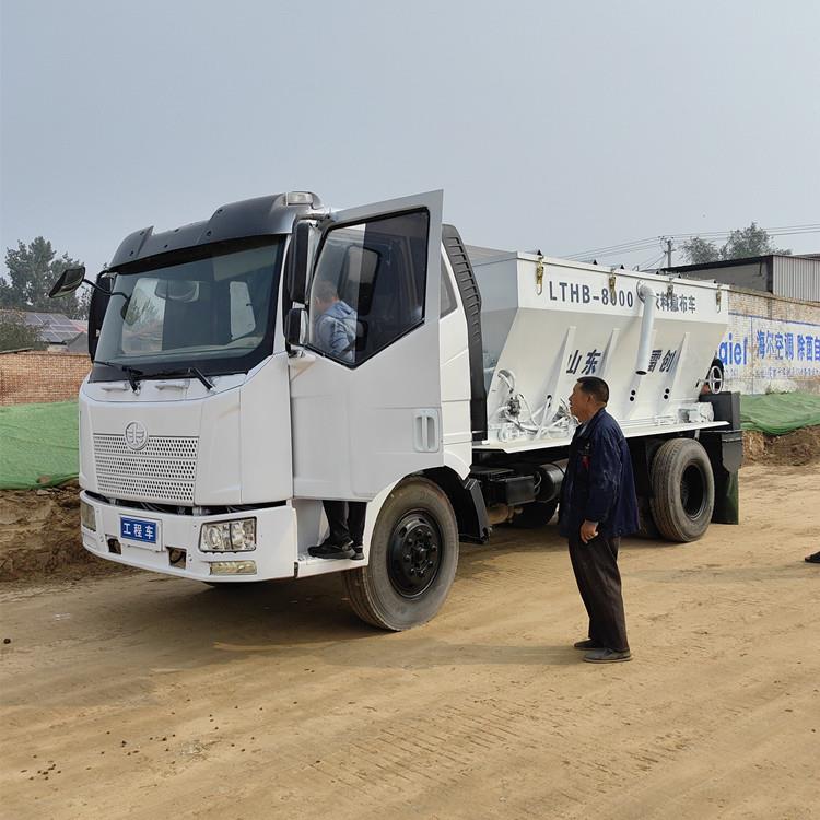 多功能撒布机8方12方灰料撒布车罐装水泥撒灰车铺洒宽度可调