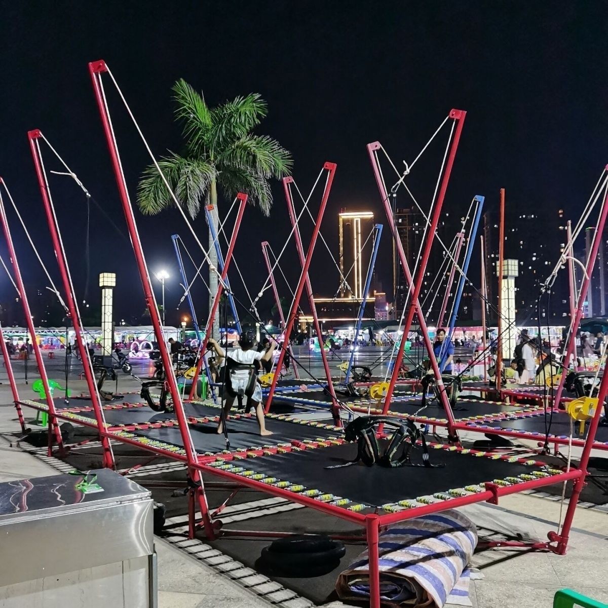 户外游乐儿童蹦极手摇蹦床跳床网红商用小型健身蹦蹦弹跳摆摊广场