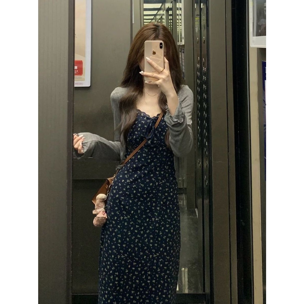 夏日2025新款藏蓝色碎花吊带连衣裙小个子修身显瘦绝美长裙两件套