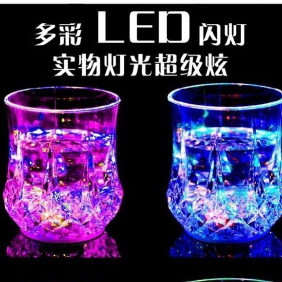 七彩感应发光变色倒水魔术杯