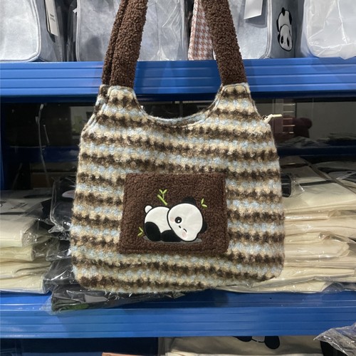 新款2026毛绒托特包条纹熊猫文创单肩包新年礼物