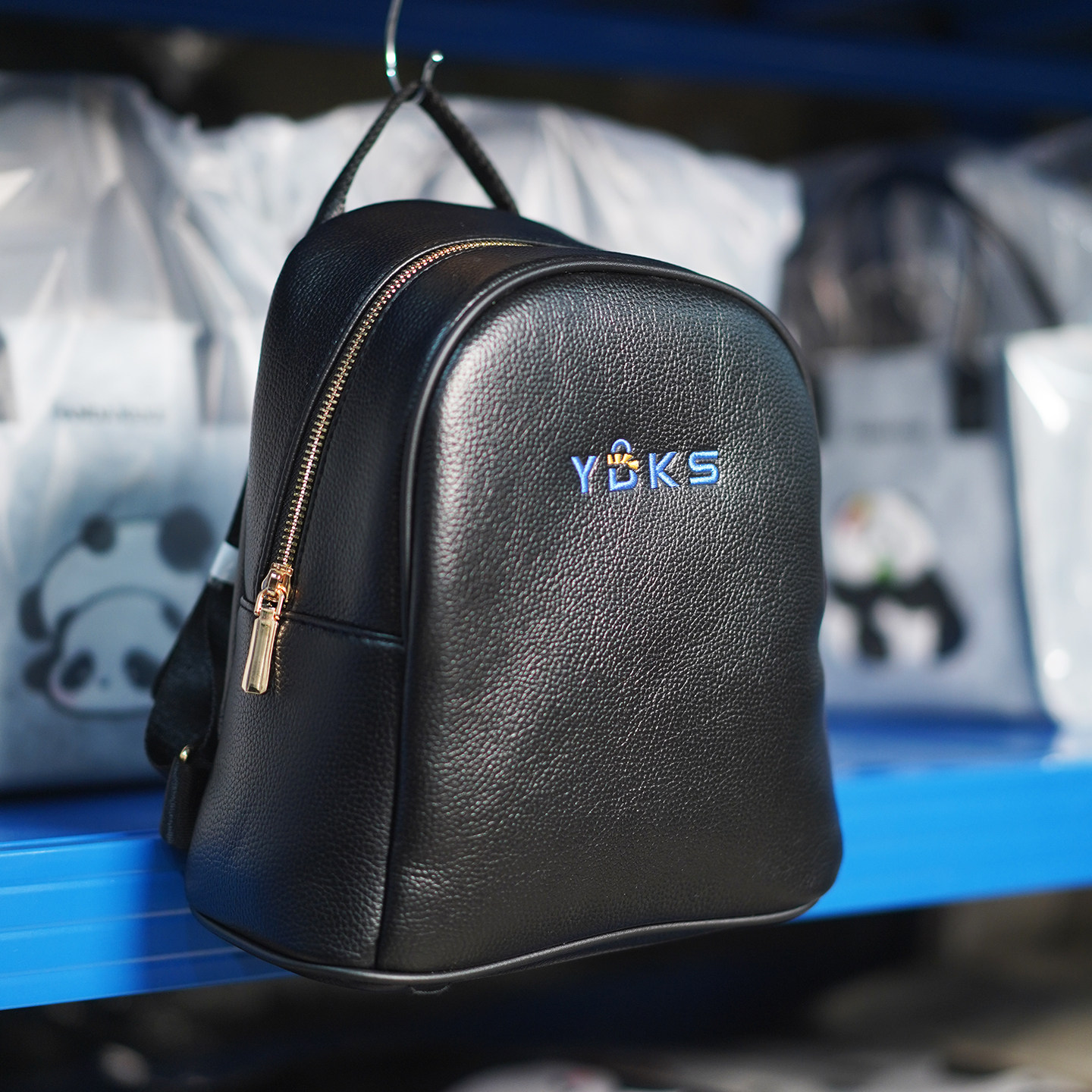 黑色双肩包人造革pu日常通勤学生背包