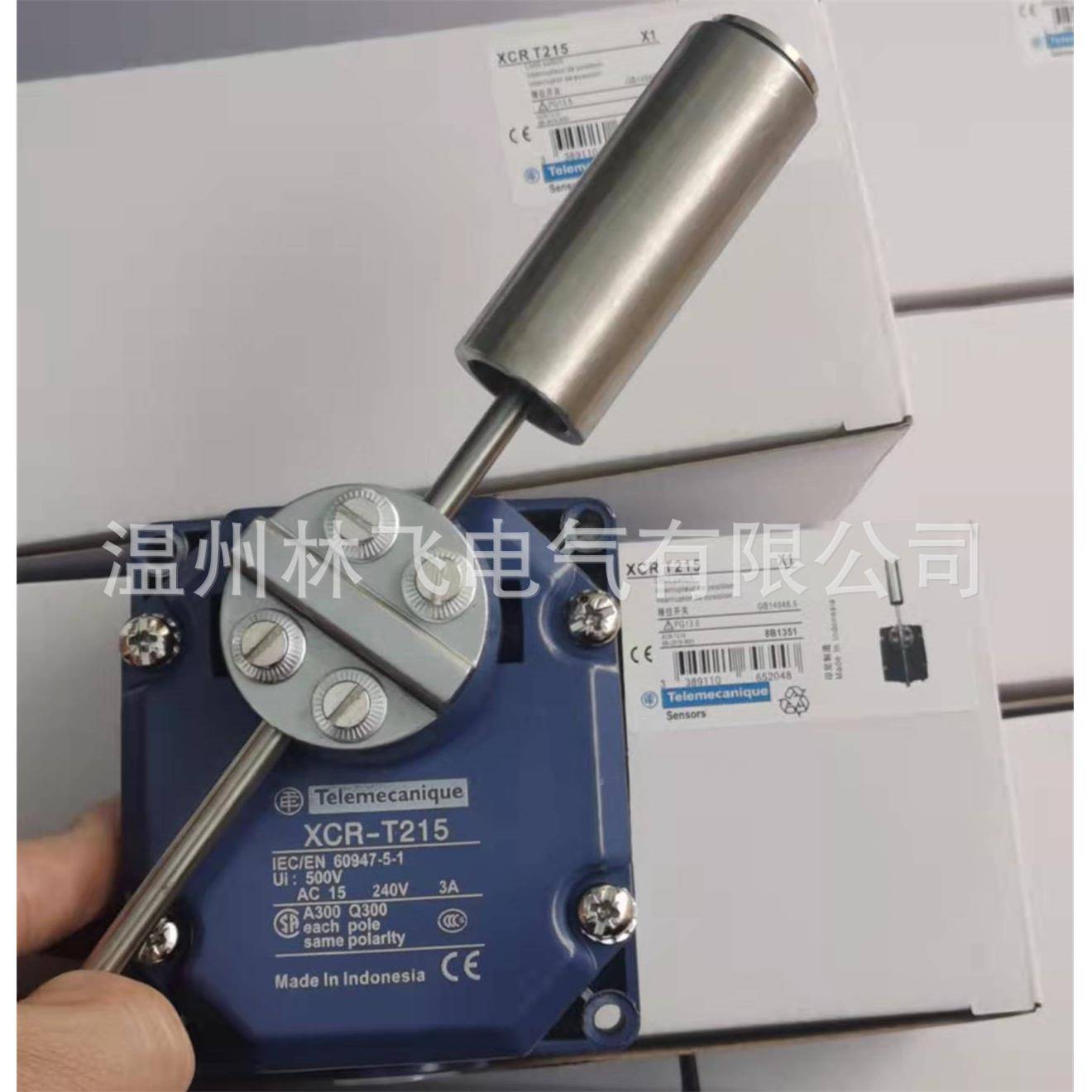 现货直销跑偏开关XCR-T215限位开关XCRT215行程开关实物