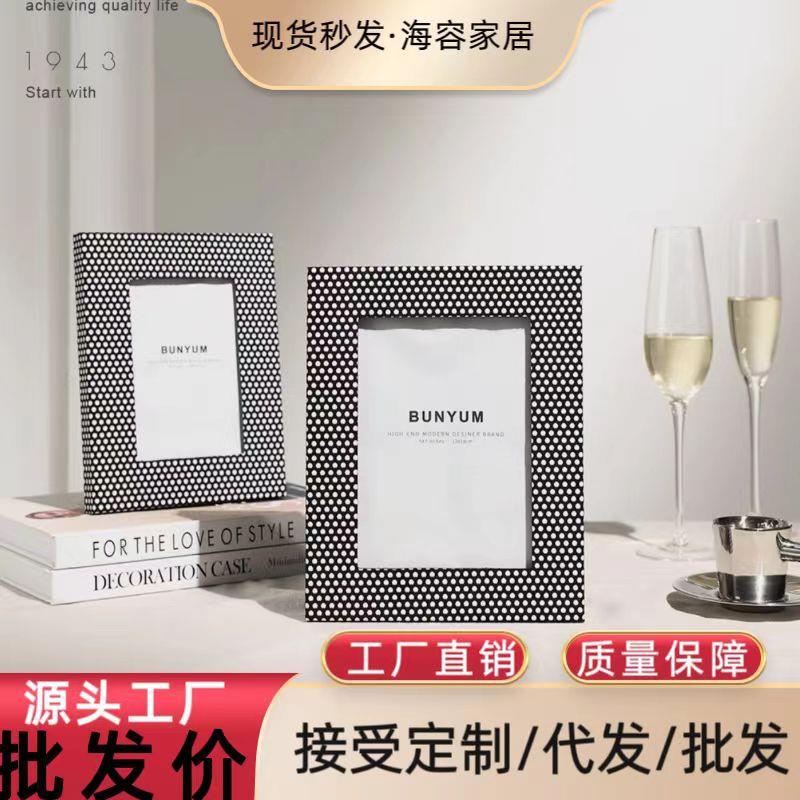 现代简约高级感时尚创意黑白网点皮革相框摆件样板间卧室客厅装饰