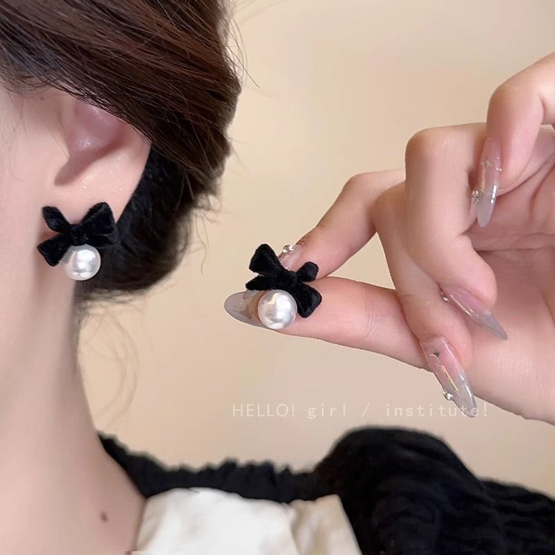 黑色秋冬蝴蝶结珍珠设计感耳钉