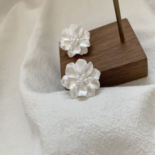 纯银耳钉S925银针优雅小香山茶花珍珠白大花朵夸张耳环耳饰新款