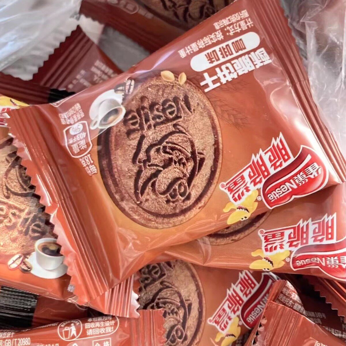 现货雀巢脆脆鲨酥脆饼干小包装焦糖黄油咖啡味办公室早餐休闲零食