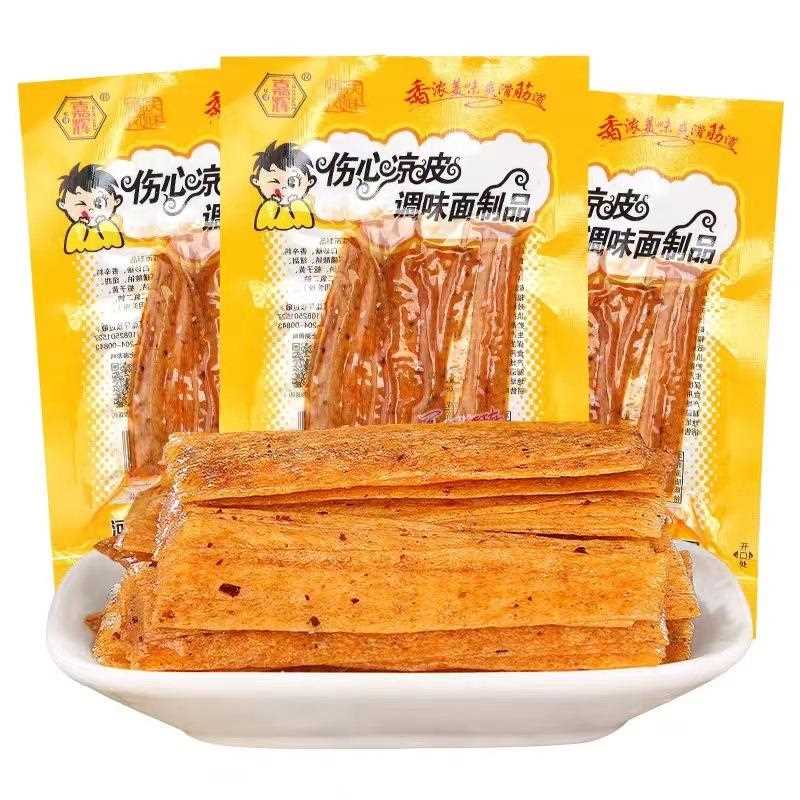 伤心凉皮老式辣条辣片面筋怀旧零食5毛辣条麻辣小吃休闲零食