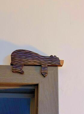 “看门顶上有只熊”有趣动物棕熊礼物木质装饰品门顶摆件