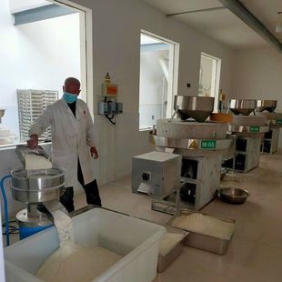 高端商用大型电动石磨面粉机小麦青稞五谷杂粮家用石盘磨面机工厂