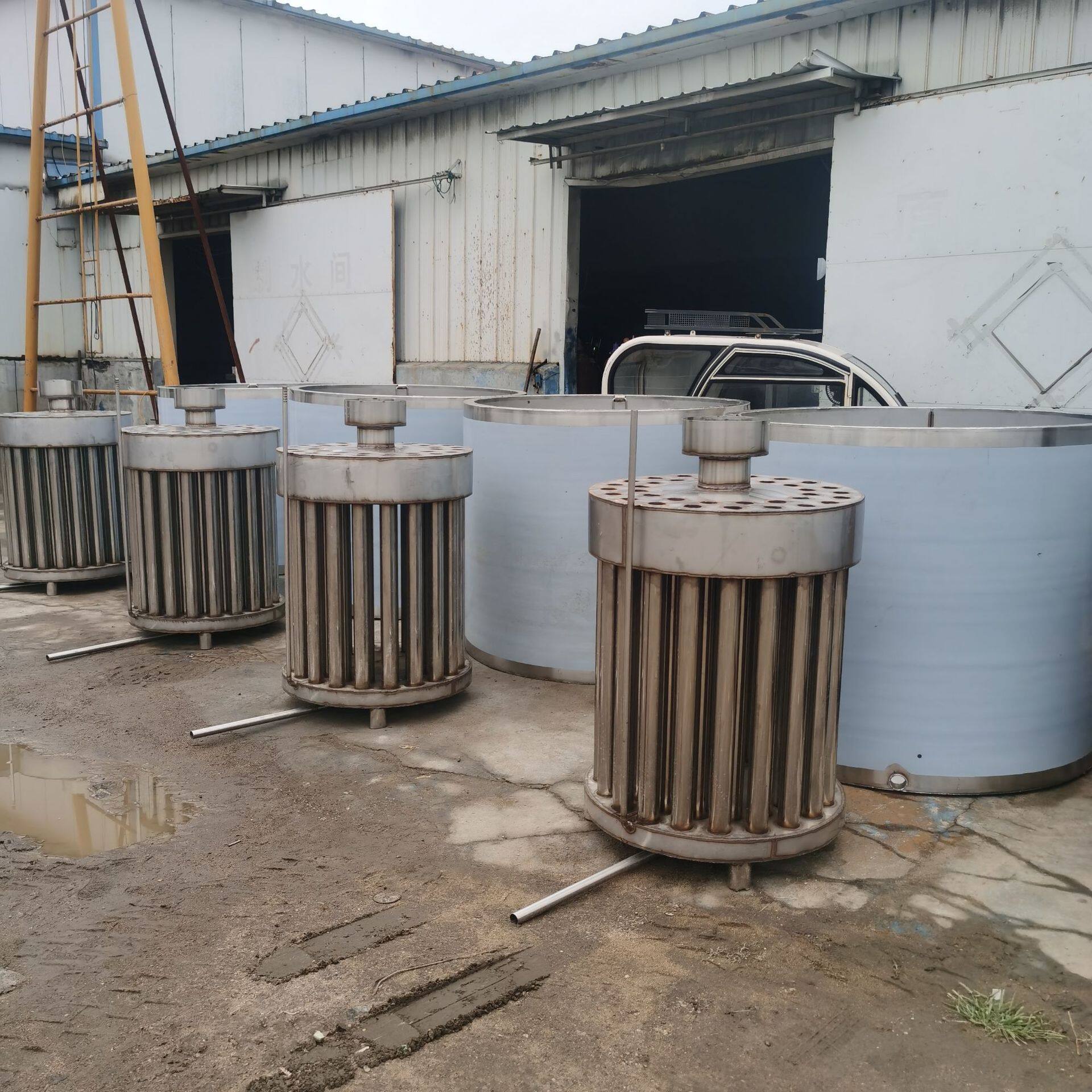 制作不锈钢一体式甑锅高粱酒烧酒锅配套水箱冷却器投料500斤设备