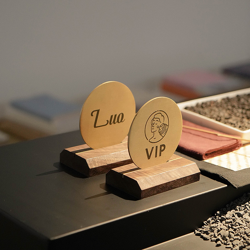 实木桌号牌立式双面台卡桌牌号定制二维码立牌座位牌餐厅留位座牌