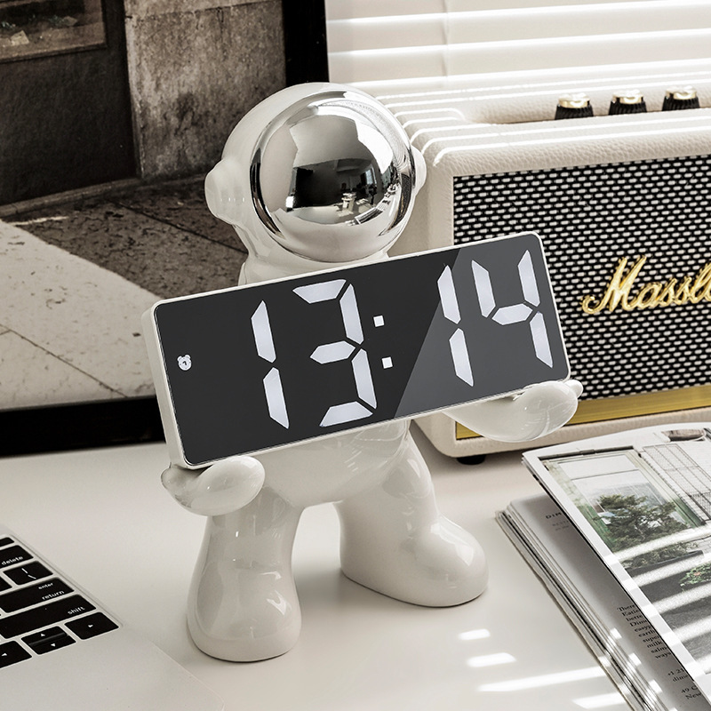 贝汉美静音机器人宇航员闹钟学生儿童床头柜创意太空人时钟摆件