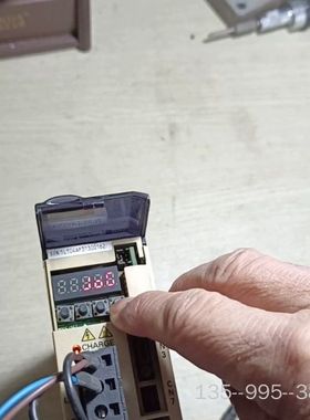 5系400W一套38O驱动器型号2R8A01AO02电详谈