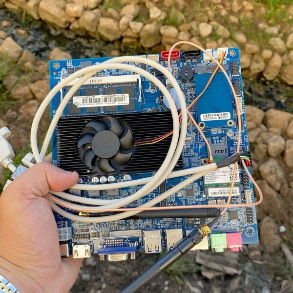 小主机，1037U处理器，8G内存，8G固态，千兆网卡，带两