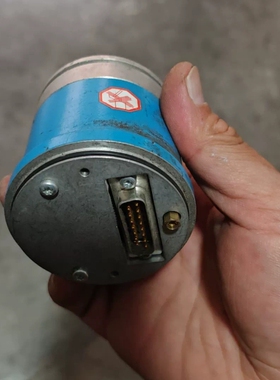 出这款SICK品牌的蓝色圆形编码器，拥有精密的旋转感应技-议价