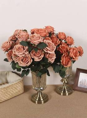 刘1彩0头32850持卡布奇诺玫瑰人造花束暖秋覆古牛奶咖啡色手照片