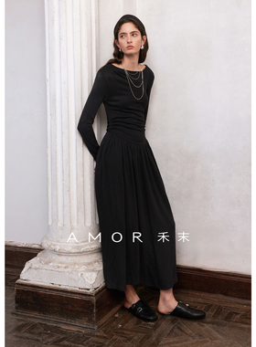 AMOR禾末“小黑裙”一字领修身收腰极简浪漫A字摆长袖针织连衣裙
