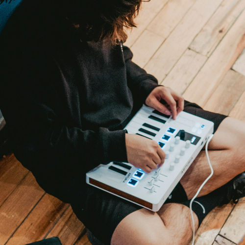 Arturia 25键 MiniLab 3 新款 音乐编曲 电音便携控制器MIDI键盘