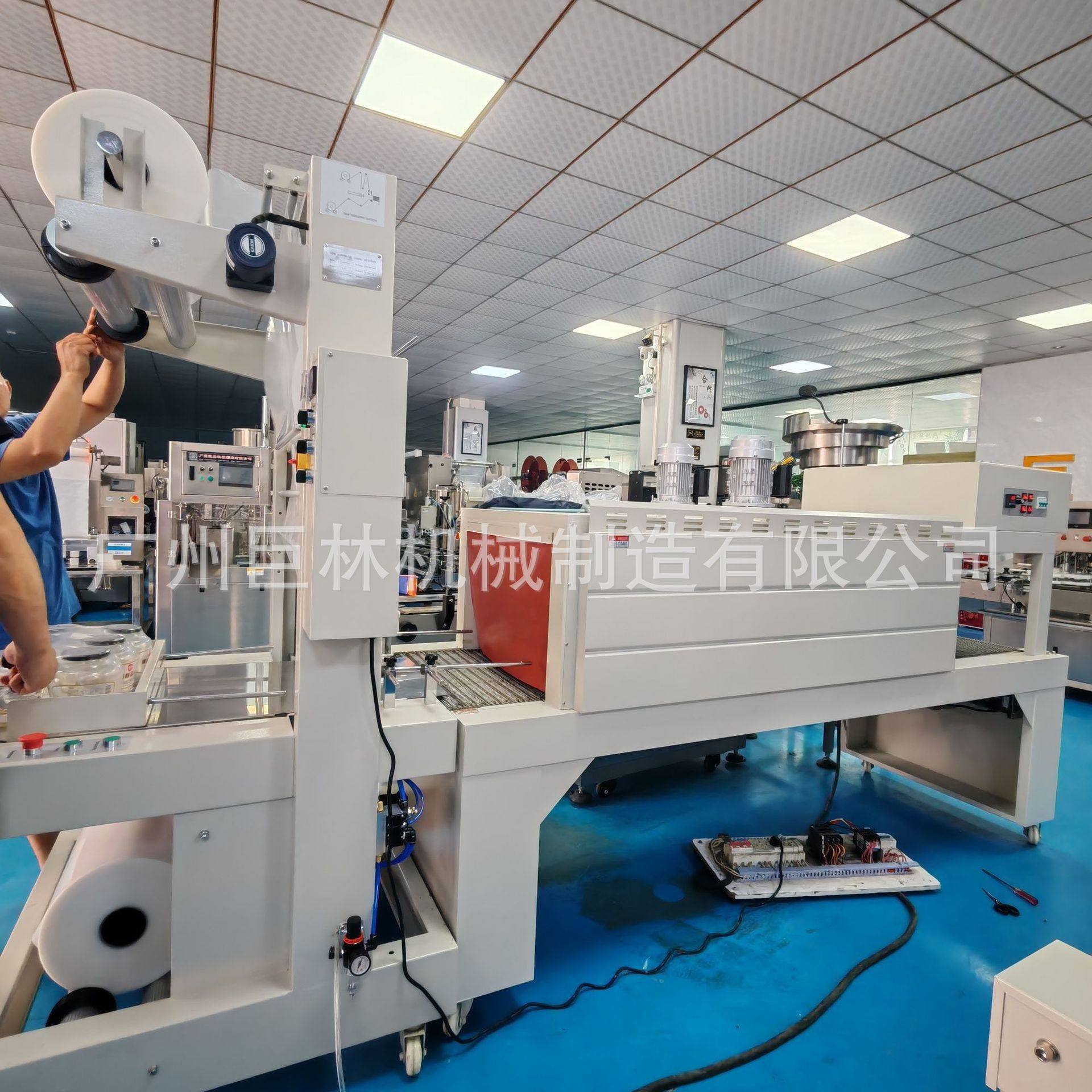 半自动袖口式封切收缩包装黄桃罐头碳酸饮料洗发水沐浴露袖口包装