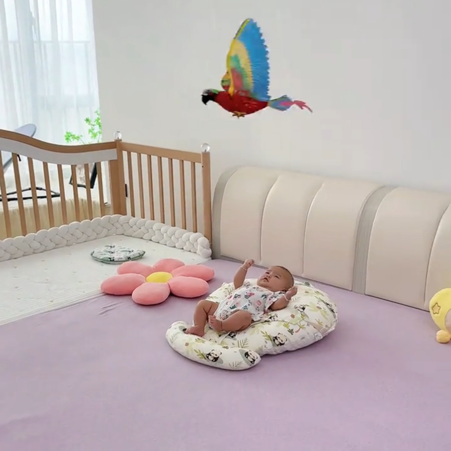 小月龄宝宝玩具儿童声光电动吊线鹦鹉玩具婴幼儿追视训练哄娃神器