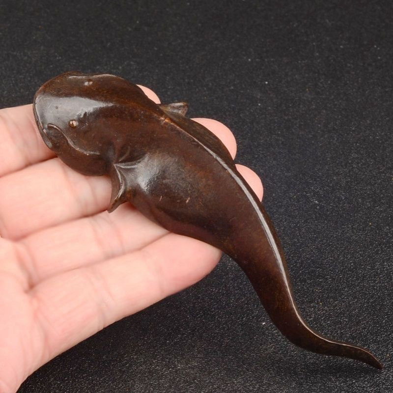 鲶鱼摆件中式书房镇纸茶道茶宠家居摆件复古合金工艺小鲶鱼摆件