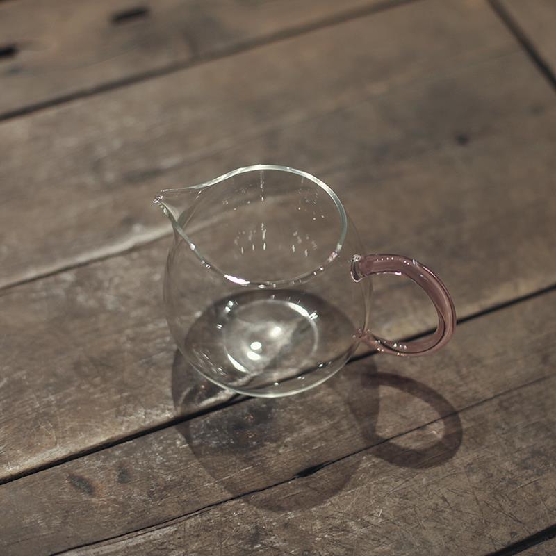 《圆满公道杯》粉色把手 高硼硅个高透玻璃 耐热公杯 分茶器