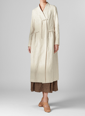 素芭层次感设计时尚叠襟风衣女2025秋季新中式暗纹提花外套SJ0691