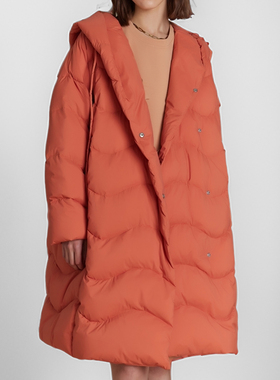 素芭松弛廓形连帽羽绒服女冬季高级感波浪绗缝设计时尚外套SJ0812