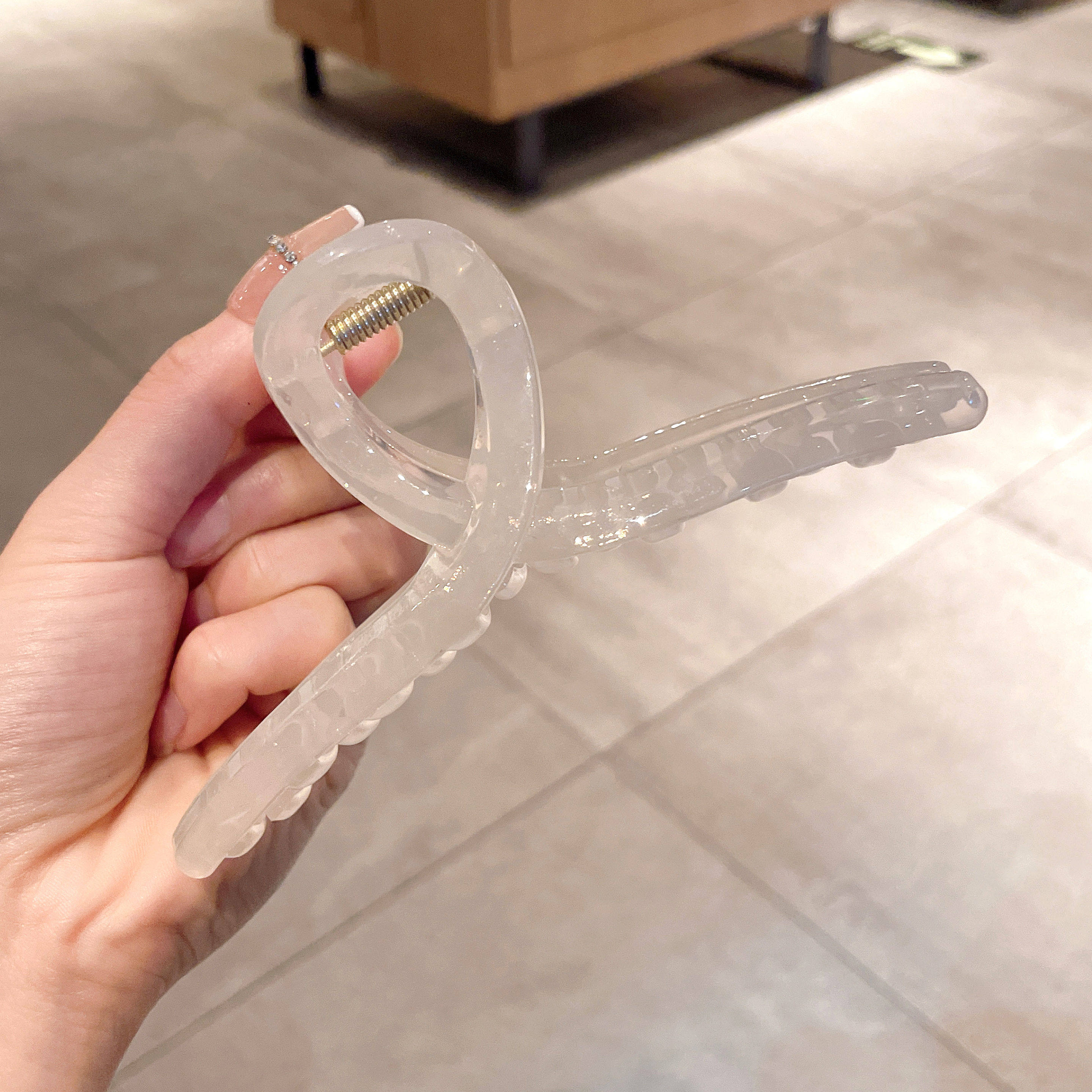 简约透明抓夹大号弧形鲨鱼夹后脑勺盘发夹子发卡发饰11cm - 实物图