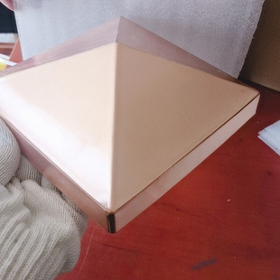 铜帽：质地坚韧、耐腐蚀，起密封、防护与装饰效果