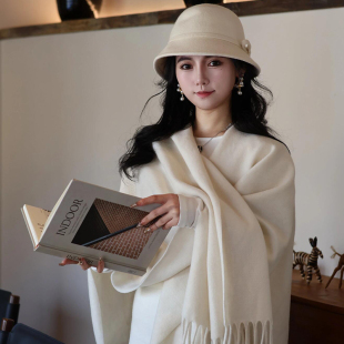 披肩外搭2025新款白色高级感流苏羊毛斗篷秋冬保暖百搭空调房围巾