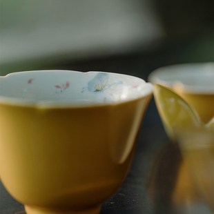 束刻拓黄釉粉彩手绘彩蝶花口茶人盖碗功夫茶具二才小号茶碗薄胎