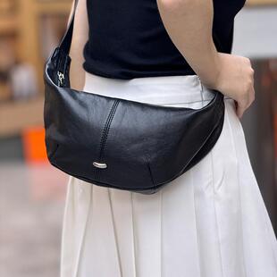 潮牌时尚饺子包2025新款斜挎包女小众牛角包休闲大容量单肩包