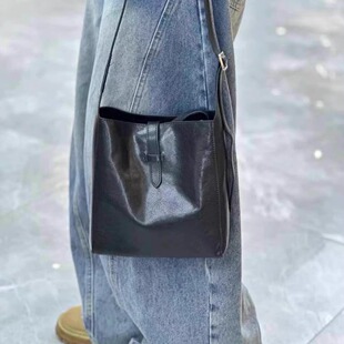 韩系包女新款上市通勤小众设计单肩斜挎水桶包植鞣牛皮休闲单肩包