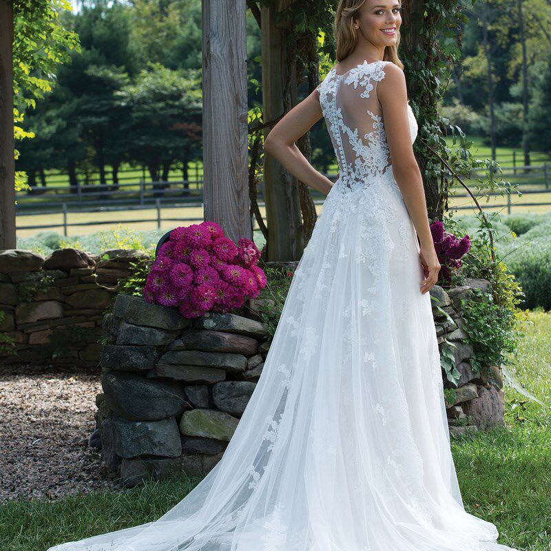 2024新款简约蕾丝V领显瘦A摆拖尾婚纱新娘结婚主婚纱礼服仙可定制