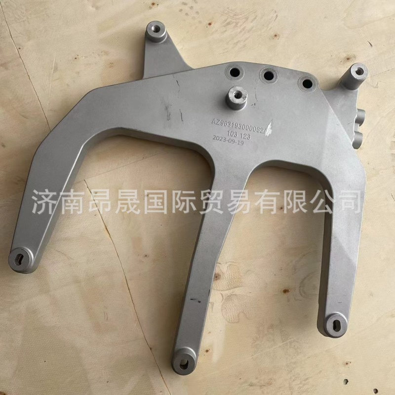 重汽HOWO C7H C9H TX配件 AZ963193000062汕德卡提升保险杠右支架